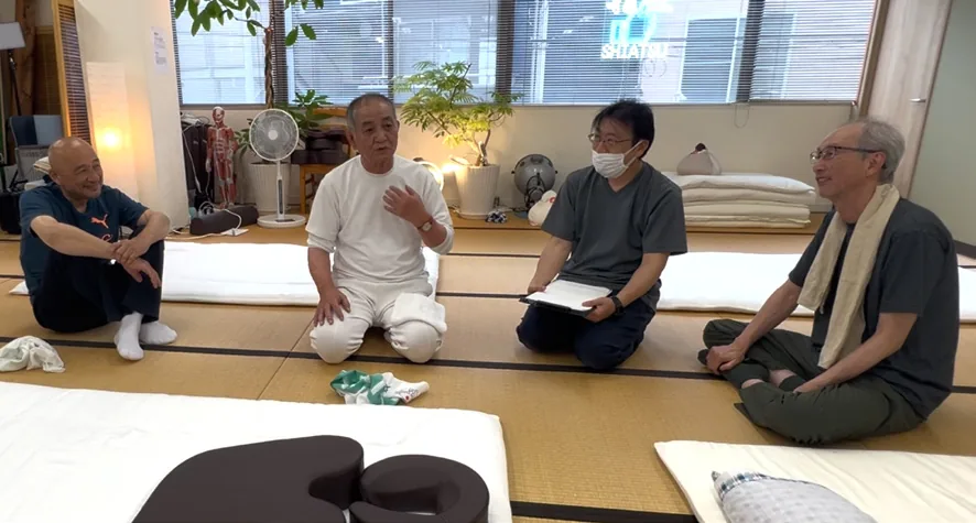 田中功先生が会員に向けて講義をしているようす