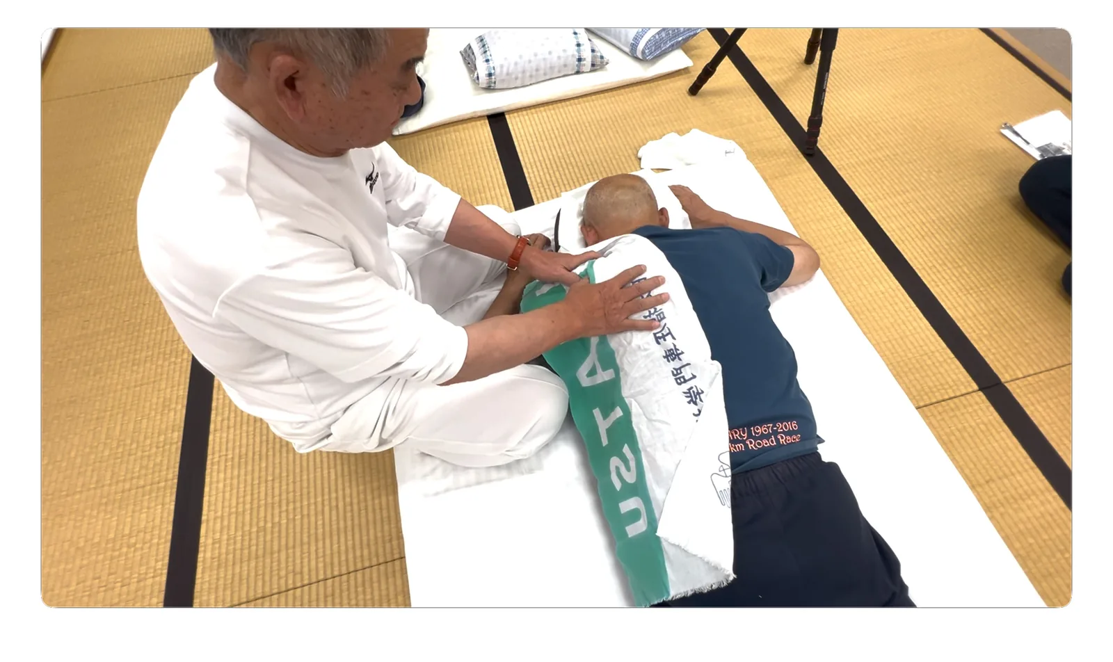 棘下筋を軽い圧で指圧する手技