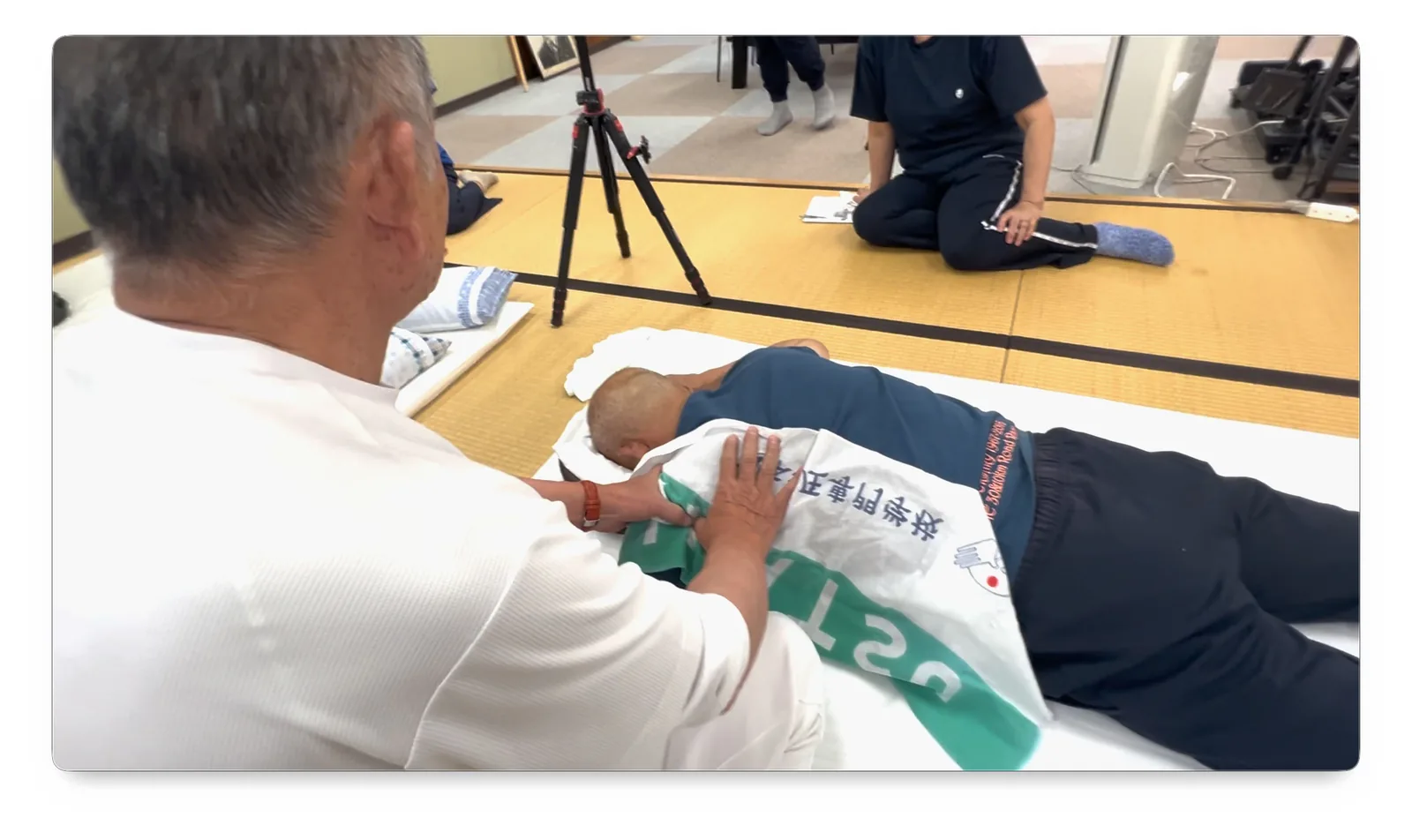 大円筋・小円筋など肩甲骨外側縁を指圧する手技
