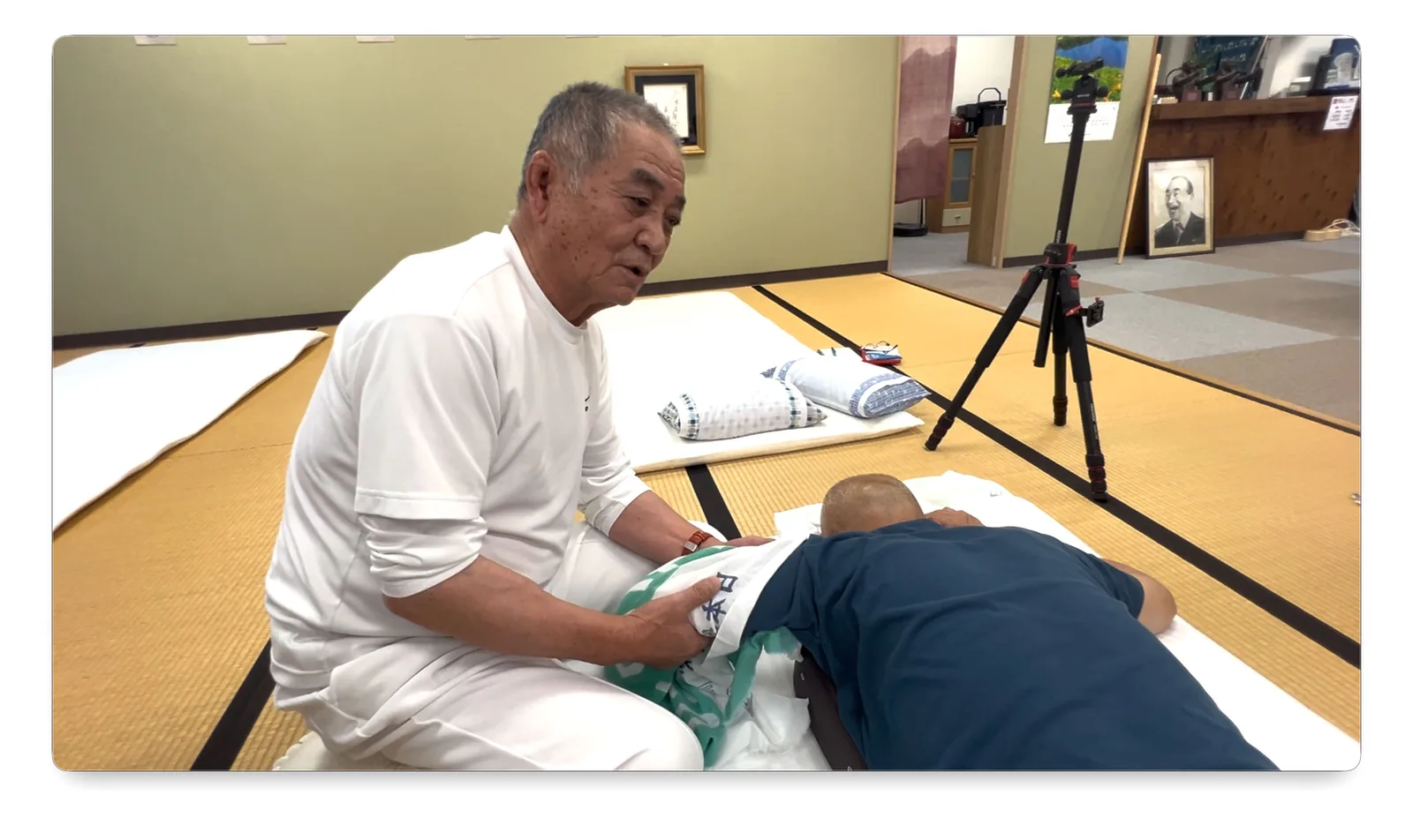 両手四指で腋窩の前面と後面を擦過軽擦する手技