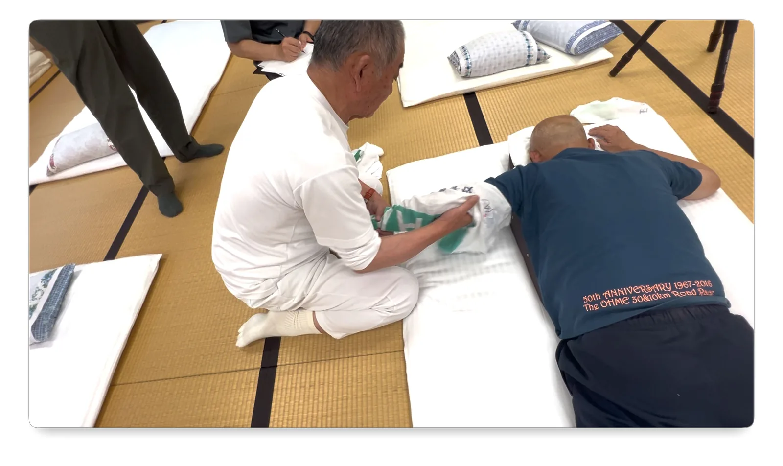 肘関節をやや伸展位にして上腕から前腕を擦過軽擦する手技