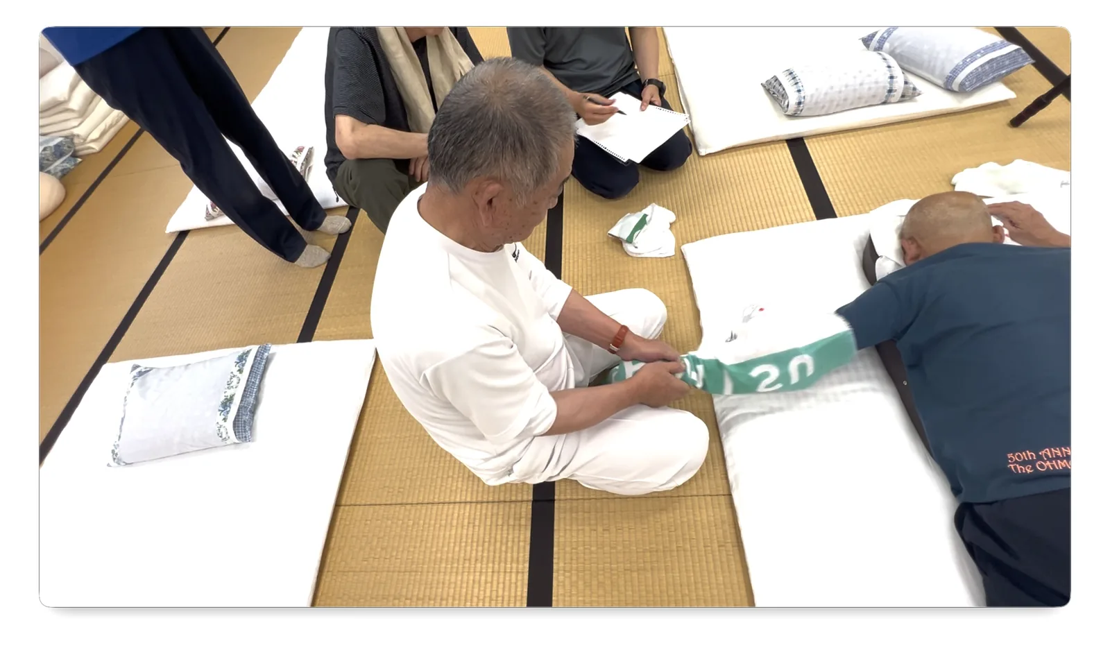 手首を持ち替えて伸筋支帯と屈筋支帯に押圧する手技