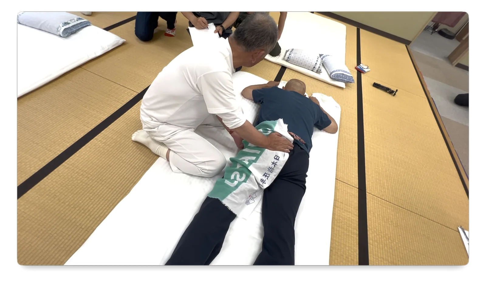 骨盤を左右に揺らしながら鼠径靭帯を四指で擦過する手技