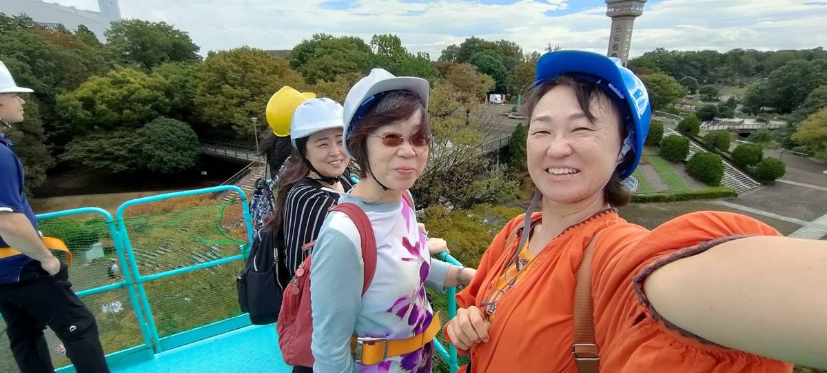 ヘルメットと命綱を着けて、いざ高所作業車へ