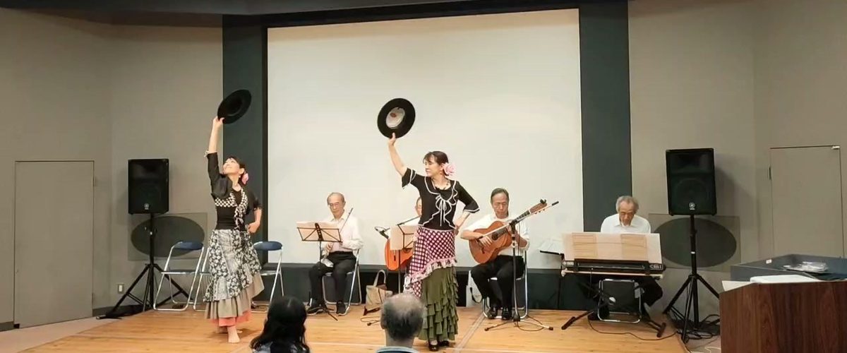 帽子を手に舞う2人の踊り手と、即興バンドの皆さん